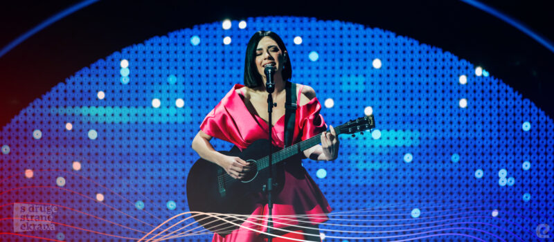 Mia Dimšić nastup na Eurosongu 2022. SDSE S druge strane ekrana