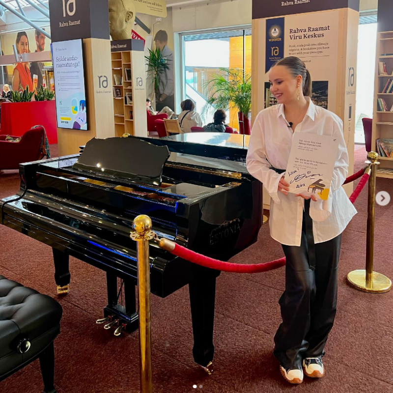 Predstavnica Estonije na Eurosongu 2023. u zračnoj luci u Tallinnu sa svojim eurovizijskim klavirom kao eksponatom